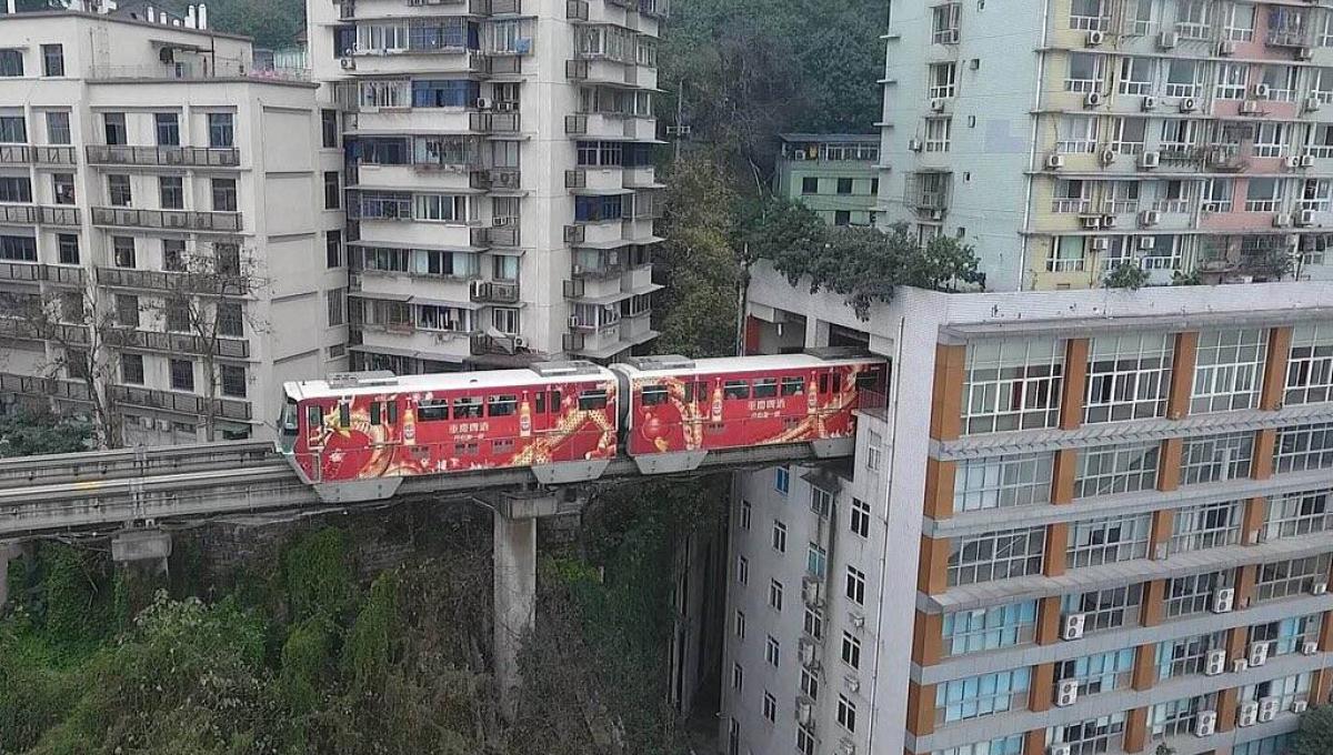 Metro atravesando un edificio en Chongqing. Créditos: eltiempo.com